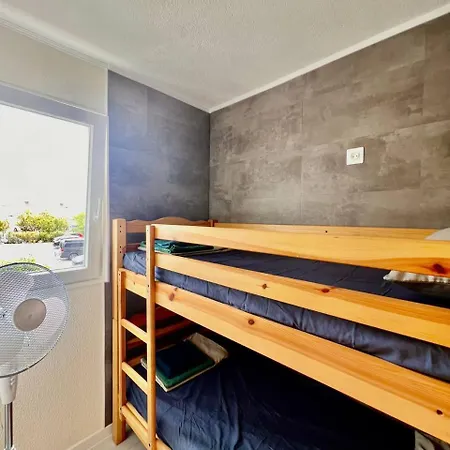 Appartement A 70 Metres De La Plage, Etage 1 *